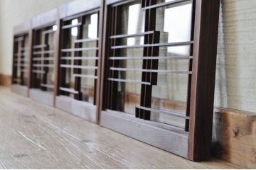 古い木の細工の細かな引き戸(ガラス戸)4枚セット1