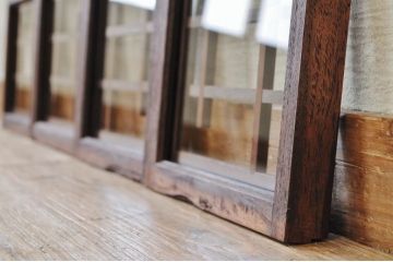 珍品!古い唐木枠の小さなガラス戸(引き戸)4枚セット
