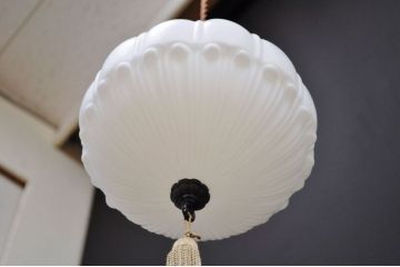 古いお屋敷の房付き吊り下げ照明