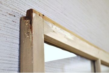 ★ペンキの剥げたレトロなガラス戸1枚