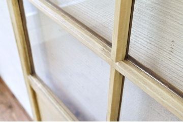 ★ペンキの剥げたレトロなガラス戸1枚