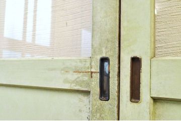 ペンキの剥げたレトロなガラス戸4枚セット