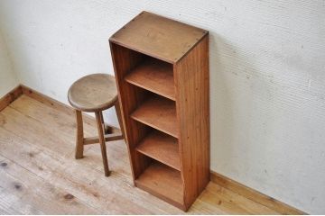 アンティーク家具　古い木の小さな縦型飾り棚