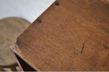 アンティーク家具　古い木の小さな縦型飾り棚