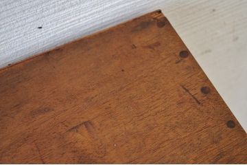 アンティーク家具　古い木の小さな縦型飾り棚