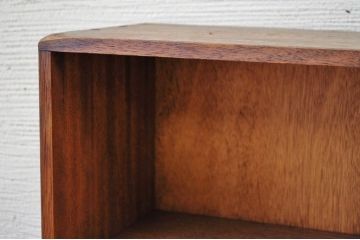 アンティーク家具　古い木の小さな縦型飾り棚
