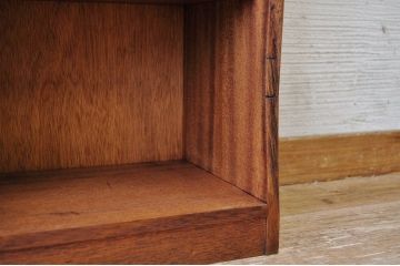 アンティーク家具　古い木の小さな縦型飾り棚