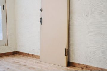 レストルームのラッチ付きドア(扉)1