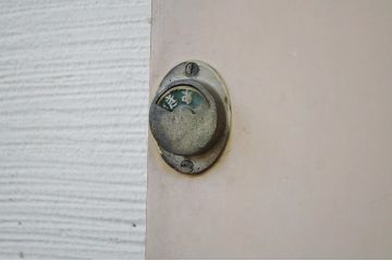 レストルームのラッチ付きドア(扉)1
