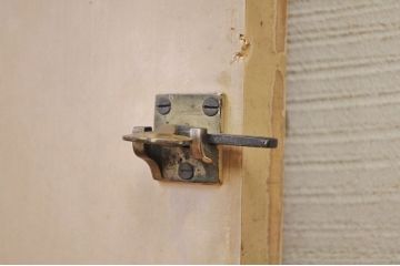 レストルームのラッチ付きドア(扉)1
