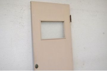 レストルームのラッチ付きドア(扉)2