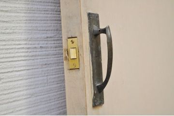 レストルームのラッチ付きドア(扉)2