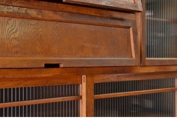 アンティーク家具　アンティークモールガラスパタパタ下駄箱(収納棚)