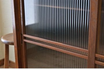 アンティーク家具　アンティークモールガラスパタパタ下駄箱(収納棚)