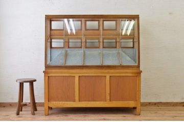 アンティーク家具　古い駄菓子屋の小窓付きアンティークガラスケース