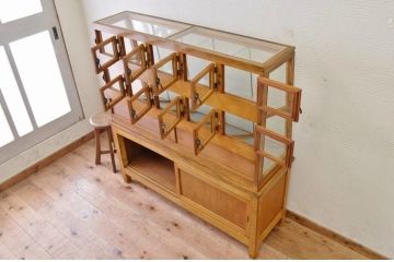アンティーク家具　古い駄菓子屋の小窓付きアンティークガラスケース