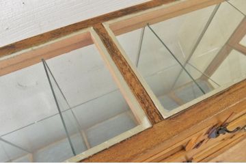 アンティーク家具　古い駄菓子屋の小窓付きアンティークガラスケース