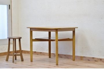 アンティーク家具　可愛いデザイン!ブナ材のアンティークテーブル