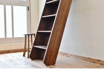 アンティーク家具　高級品!総桐材の階段風飾り棚(陳列棚)