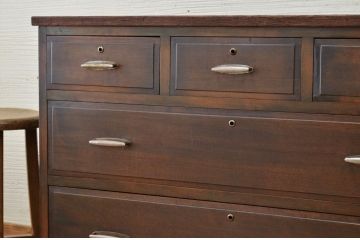 アンティーク家具　古い木のシンプルなアンティークチェスト
