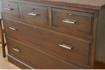 アンティーク家具　古い木のシンプルなアンティークチェスト