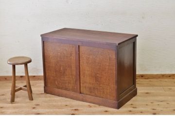アンティーク家具　古い木のシンプルなアンティークチェスト