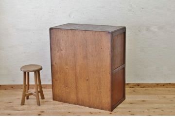 アンティーク家具　可愛いデザイン!シンプルなアンティークチェスト