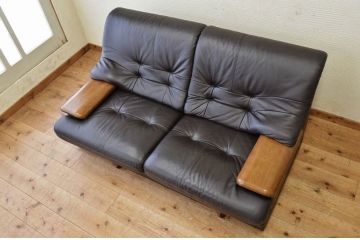 中古　カリモク製2人掛け本革ソファ