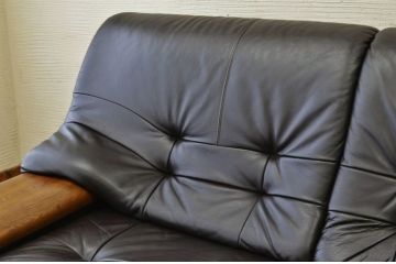 中古　カリモク製2人掛け本革ソファ