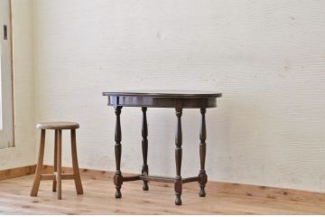 アンティーク家具　1940年頃イギリス製ラウンドサイドテーブル