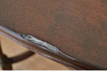 アンティーク家具　1940年頃イギリス製ラウンドサイドテーブル