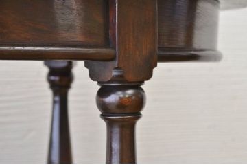 アンティーク家具　1940年頃イギリス製ラウンドサイドテーブル