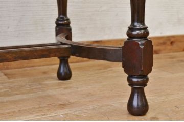 アンティーク家具　1940年頃イギリス製ラウンドサイドテーブル