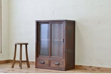 アンティーク家具　古い木の引き出し付きモールガラス収納棚