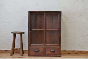 アンティーク家具　古い木の引き出し付きモールガラス収納棚