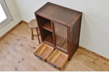 アンティーク家具　古い木の引き出し付きモールガラス収納棚