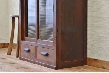 アンティーク家具　古い木の引き出し付きモールガラス収納棚