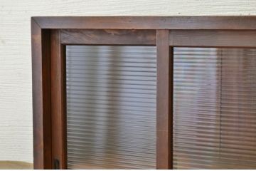 アンティーク家具　古い木の引き出し付きモールガラス収納棚