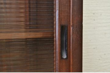アンティーク家具　古い木の引き出し付きモールガラス収納棚