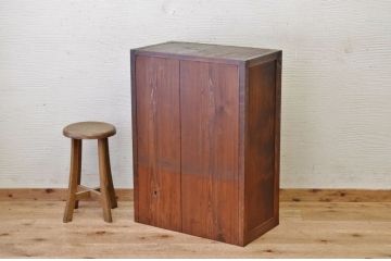アンティーク家具　古い木の引き出し付きモールガラス収納棚