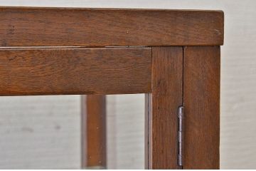 アンティーク家具　古いナラ材の縦型脚付アンティークガラスケース