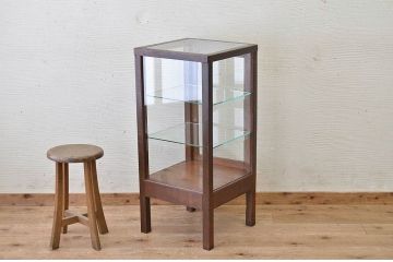 アンティーク家具　古いナラ材の縦型脚付アンティークガラスケース