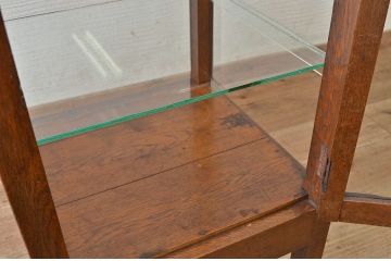 アンティーク家具　古いナラ材の縦型脚付アンティークガラスケース