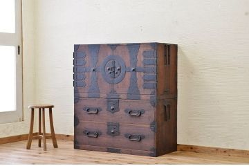 アンティーク家具　☆古民具　金具の大きな観音開き二段重ね時代箪笥