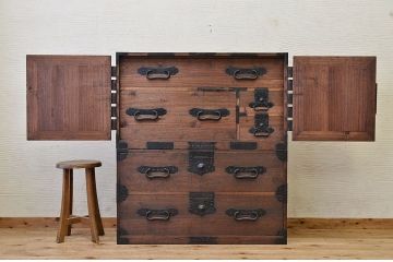 アンティーク家具　☆古民具　金具の大きな観音開き二段重ね時代箪笥