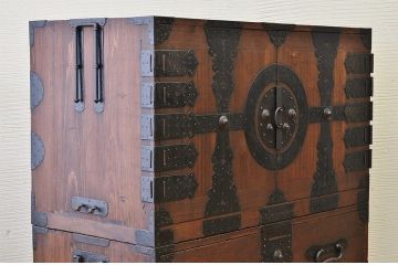 アンティーク家具　☆古民具　金具の大きな観音開き二段重ね時代箪笥
