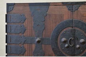 アンティーク家具　☆古民具　金具の大きな観音開き二段重ね時代箪笥