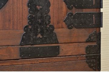 アンティーク家具　☆古民具　金具の大きな観音開き二段重ね時代箪笥