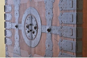 アンティーク家具　☆古民具　金具の大きな観音開き二段重ね時代箪笥
