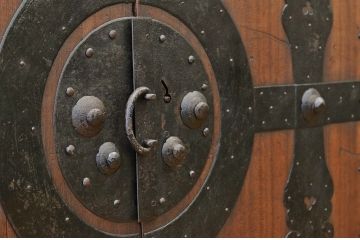 アンティーク家具　☆古民具　金具の大きな観音開き二段重ね時代箪笥